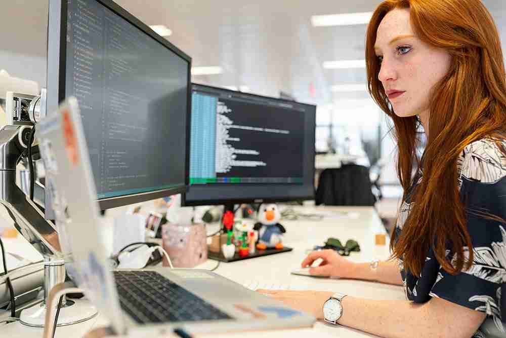 woman-looking-at-computer-screen